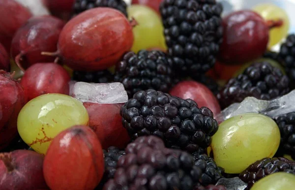  Arkaplanda meyve ve böğürtlen