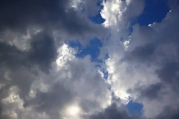 Bulutlu mavi gökyüzü