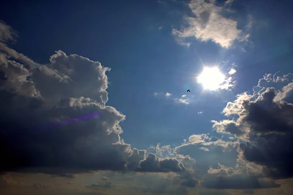 Bulutlu mavi gökyüzü