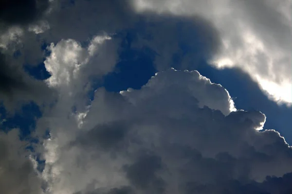 Bulutlu mavi gökyüzü