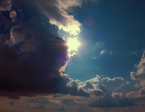 Bulutlu mavi gökyüzü