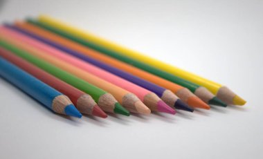 renkli kalemler yeşil kağıt üzerinde arka plan