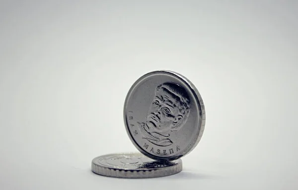 Dinero ucraniano. Cinco grivna hrivnya nuevas monedas aisladas en blanco. Dinero de Ucrania. Moneda nacional ucraniana. primer plano —  Fotos de Stock