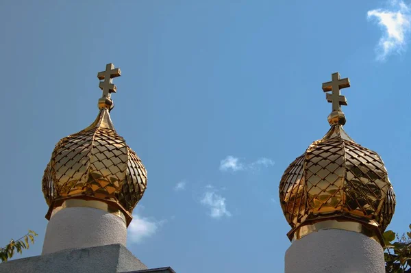 Ev arka plandaki kilise