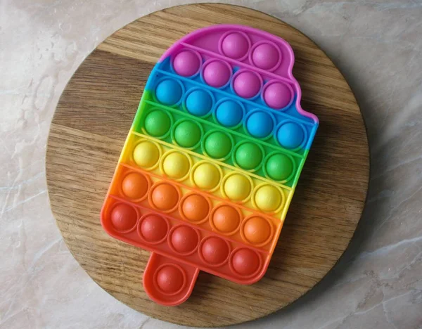 Renkli stres önleyici oyuncaklar, duyusal oyuncaklar itin, çocukların eline verin.