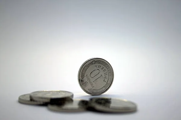 Ukrayna parası. Beyaz üzerine izole edilmiş beş Grivna Hrivnya yeni sikkesi. Ukrayna 'nın parası. Ukrayna ulusal para birimi. Yakın çekim