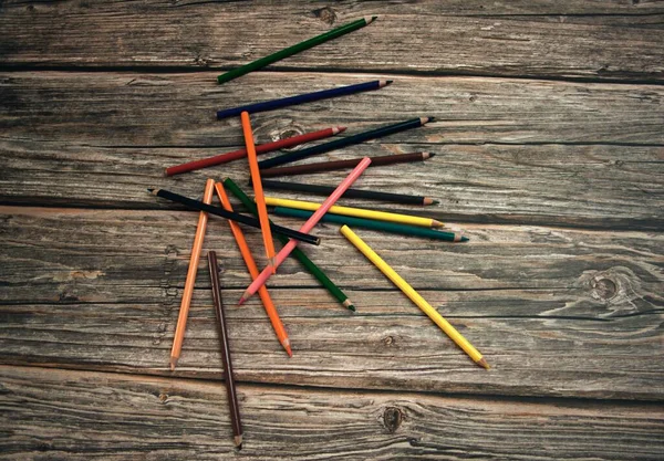 Fond de crayons de couleur sur papier vert — Photo