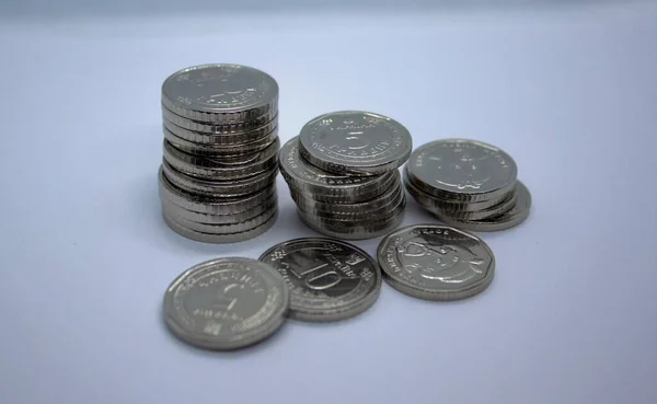 Ukrayna parası. Beyaz üzerine izole edilmiş beş Grivna Hrivnya yeni sikkesi. Ukrayna 'nın parası. Ukrayna ulusal para birimi. Yakın çekim