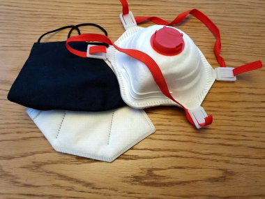 Siyah kumaş örtü ve koruyucu solunum cihazları masanın üzerinde siyah ve beyaz olarak.