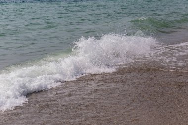 Kumsalda gürültülü deniz