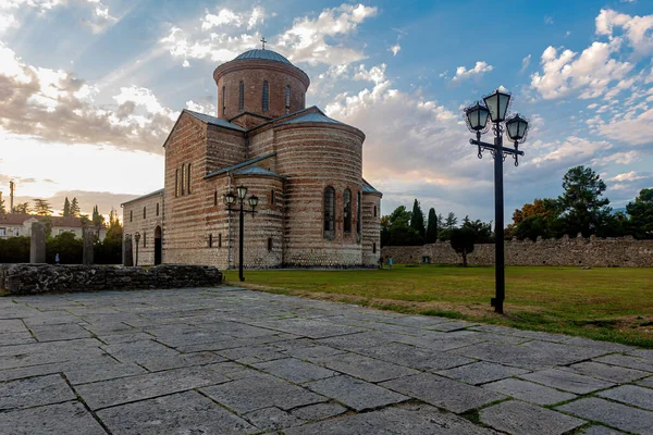 Templo Cáucaso Com Vista Para Todo Pátio Seu Redor — Fotografia de Stock