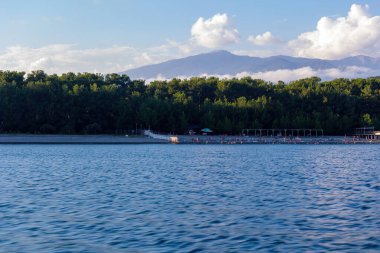 Sahildeki bir eğlence teknesinden manzarayı izle..