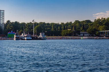 Kafkasya sahilinin yakınındaki rıhtımdan deniz manzarası.