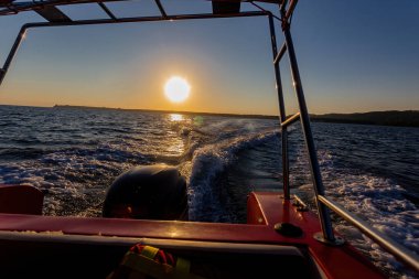 Güneş batmadan önce teknede deniz yürüyüşü..