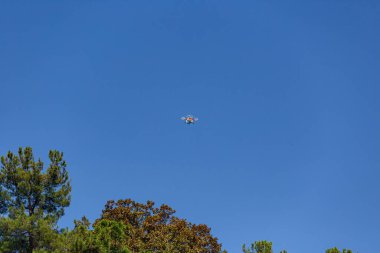 Kafkasya dağları üzerinde bir kuadrokopter üzerinde mavi gökyüzüne karşı uçuyorlar..