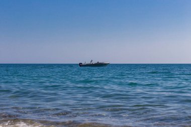Deniz kıyısında hareket eden hızlı bir teknenin görüntüsü