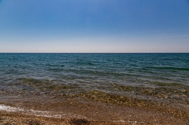 Kumsalda güneşli bir günde kıyı manzaralı deniz manzarası.