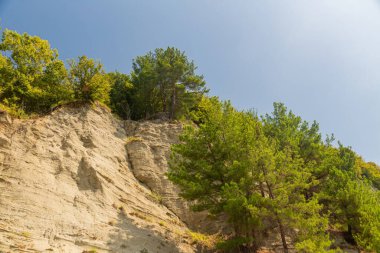 Güneşli bir günde dağ manzarası.