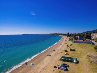 Karadeniz 'in masmavi kıyılarının kuş bakışı manzarası
