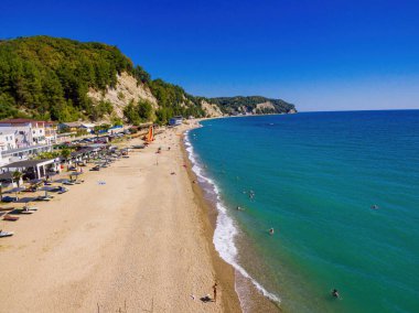 Güneşli bir günde, Karadeniz 'in masmavi kıyılarının kuş bakışı görüntüsü açılır.