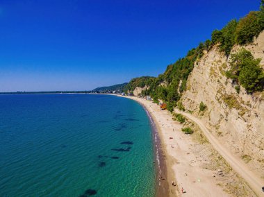 Deniz kıyısından mavi gökyüzünün kuş bakışı görüntüsü