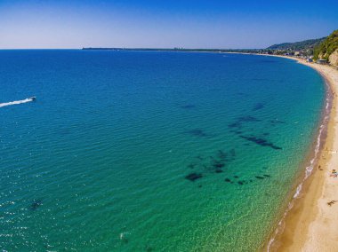 Deniz kıyısı boyunca manzara.