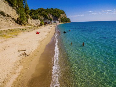 Güneşli bir günde, Karadeniz 'in masmavi kıyılarının kuş bakışı görüntüsü açılır.