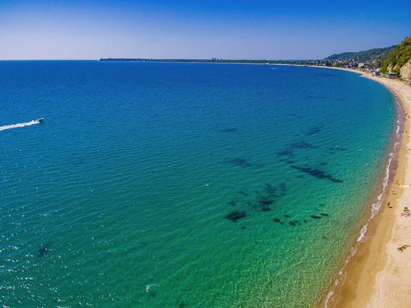 Deniz kıyısı boyunca manzara.