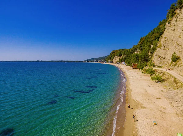 Deniz kıyısından mavi gökyüzünün kuş bakışı görüntüsü
