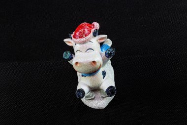 Siyah arka planda 2021 'in şenlikli boğa sembolü.