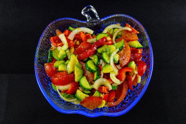 蔬菜和水果鳄梨沙拉 背景为黑色 碗中装有蓝光 — 图库照片