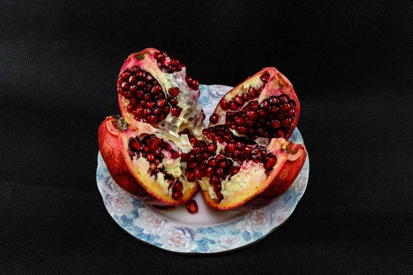 Sliced Ripe Juicy Pomegranate Bowl Black Background — Stock Photo, Image