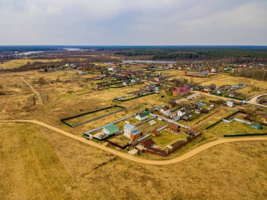 Nehir kenarındaki köyün kuş bakışı görüntüsü.