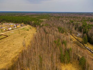  Ormanın ortasındaki küçük bir köy, yüksek bir yerden.