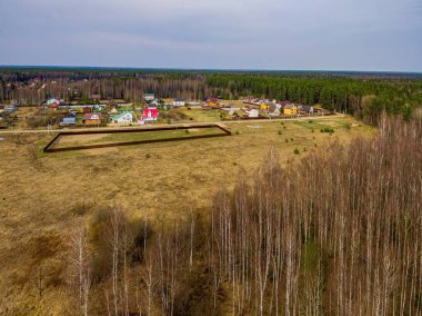 Ormanın ortasındaki küçük bir köy, yüksek bir yerden.