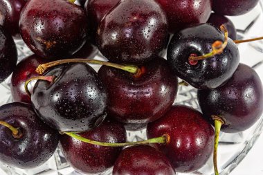 Olgun, siyah kiraz ve çiğ damlaları.