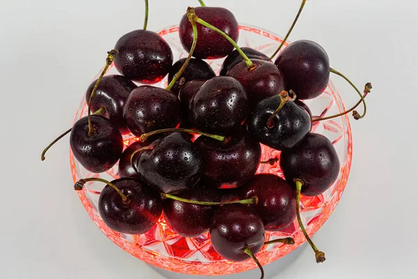 Cerejas Escuras Uma Chapa Com Luz Vermelha Gotas Orvalho Vista — Fotografia de Stock