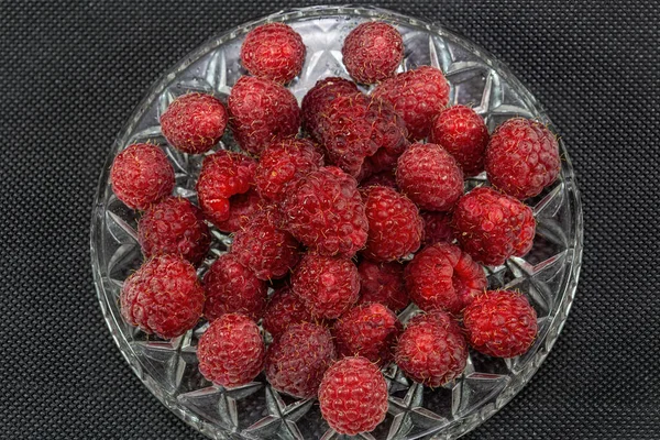 Framboises Juteuses Vue Dessus Dans Une Assiette Sur Fond Noir — Photo