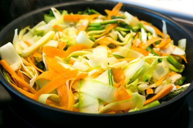 Tavada havuç ve kuşkonmaz olan kabak. Akdeniz yemekleri.