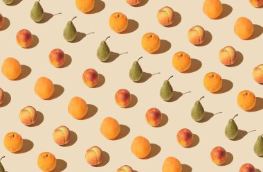 Pastel arka planda renkli meyvelerin deseni. Taze çiğ tropikal meyveli kompozisyon.