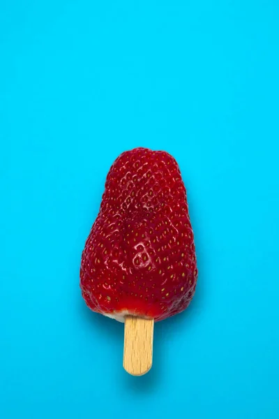 Ice Cream Stick Fresh Red Strawberry Cyan Background Minimal Summer — Fotografia de Stock