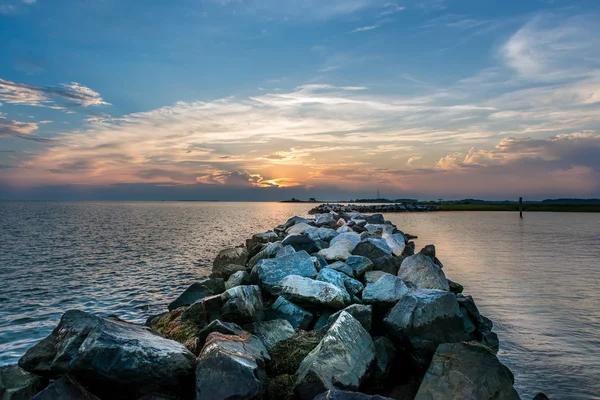 Zachód słońca nad jetty skały na zatoce Chesapeake — Zdjęcie stockowe