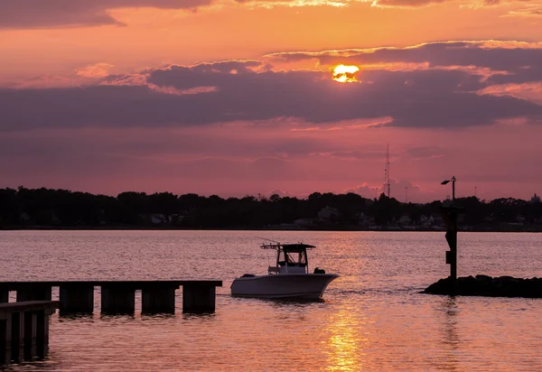 Fiskebåt som återvänder hem i solnedgången — Stockfoto