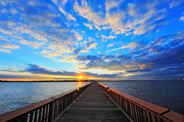 Muelle en la puesta del sol —  Fotos de Stock