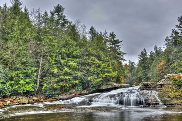 Водопад Толливер-Фолс в горах Аппалачи осенью
