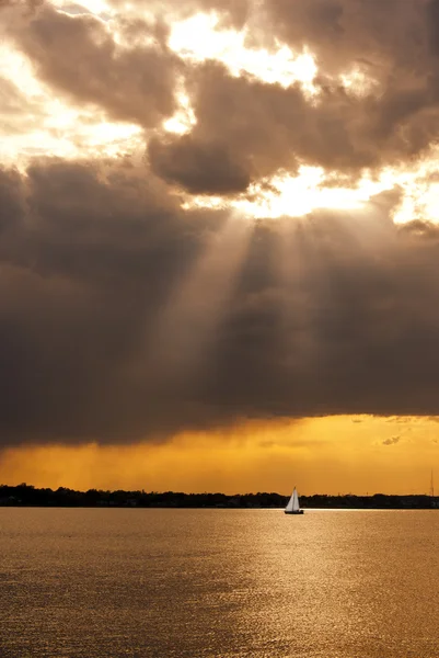 Fırtınalı bir Chesapeake yelken