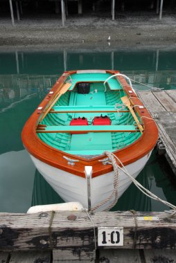 Ahşap kayık İskelesi'demirledi