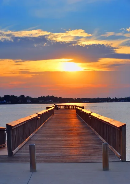 Homem pescando no cais ao pôr do sol — Fotografia de Stock