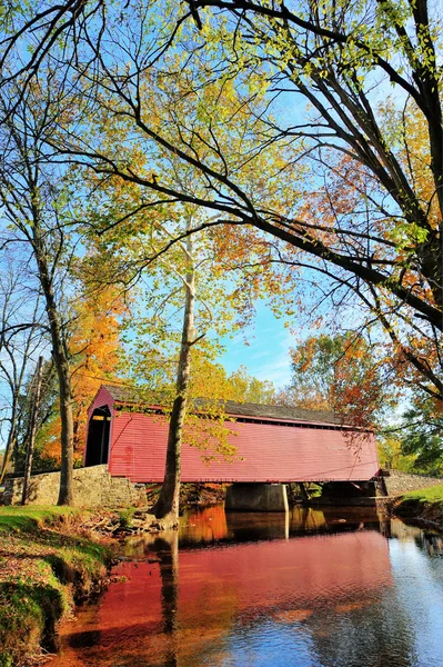 Ponte coberta em Maryland no outono — Fotografia de Stock