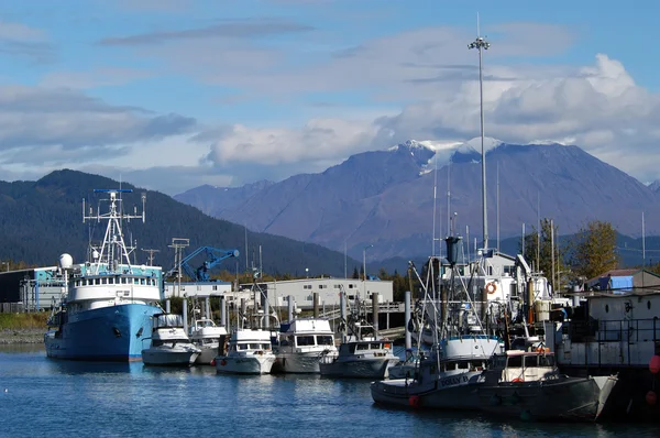 Puerto pesquero en Alaska con glaciares y montañas — Foto de Stock